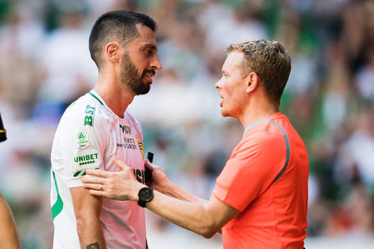 Hammarbys Nahir Besara talar med domare Fredrik Klitte