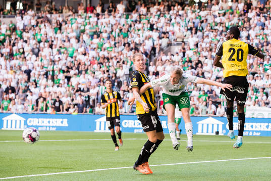 Hammarbys Gustav Ludwigson i nickduell med Häckens Samuel