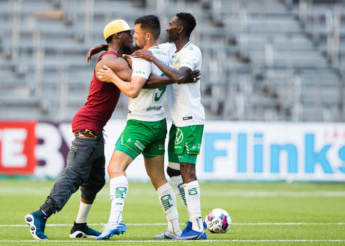 En åskådare tar sig in och kramar om Hammarbys Astrit