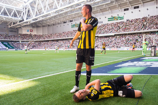 Häckens Even Hovland signalerar axel när Kristoffer Lund