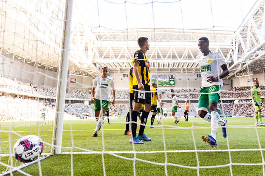 Hammarbys Bubacarr Trawally hämtar bollen i målet