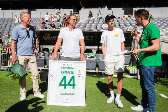Hammarbys tidigare spelare Williot Swedberg tackas av