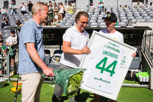 Hammarbys tidigare spelare Williot Swedberg tackas av