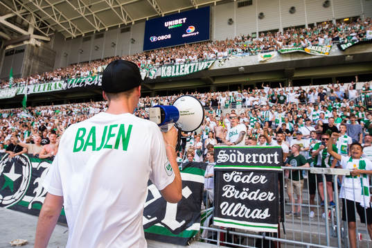 Hammarbys tidigare spelare Williot Swedberg sjunger med
