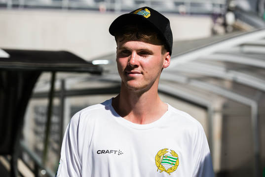 Hammarbys tidigare spelare Williot Swedberg tackas av