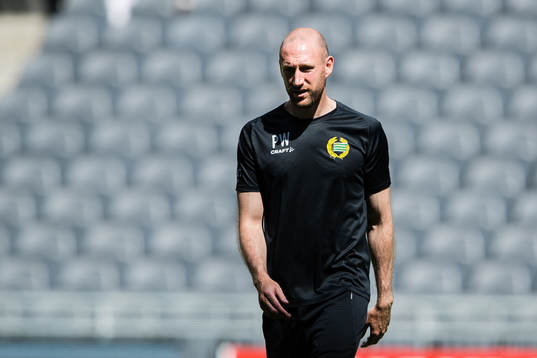 Hammarbys fystränare Perry Wild innan fotbollsmatchen i