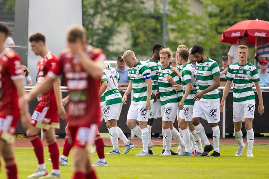 Västerås SKs Simon Johansson jublar med lagkamrater