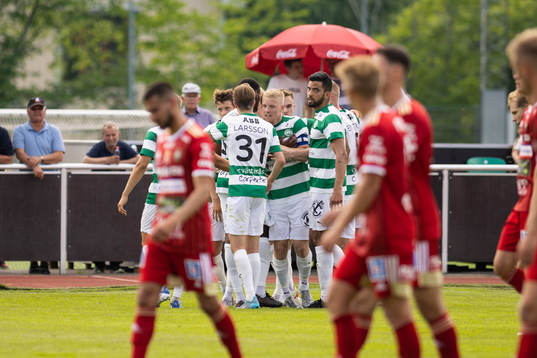 Västerås SKs Simon Johansson jublar med lagkamrater