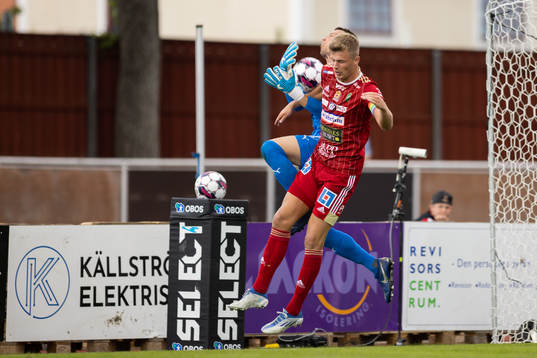 Skövde AIKs Filip Schyberg och Västerås SKs målvakt
