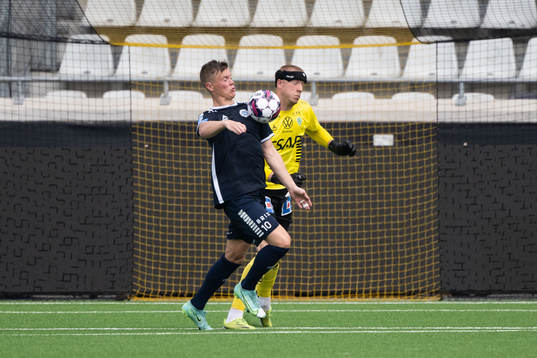 Utsiktens Albin Skoglund och Brages målvakt Viktor Frodig