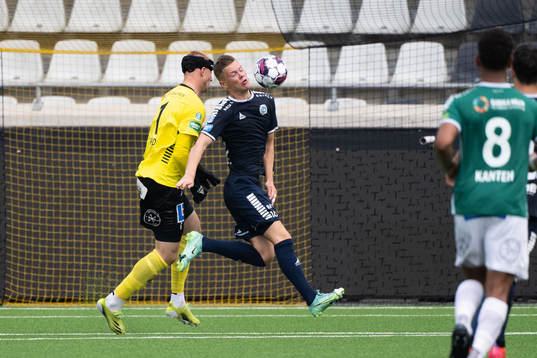 Utsiktens Albin Skoglund och Brages målvakt Viktor Frodig
