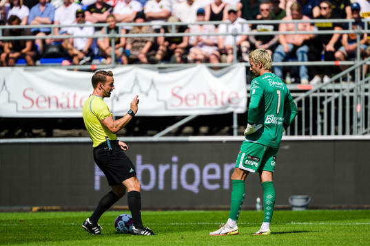 domare Kristoffer Karlsson och Degerfors målvakt Alfie