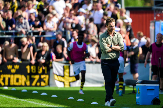 s tränare Bartosz Grzelak deppar
