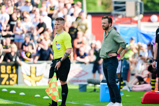 s tränare Bartosz Grzelak deppar