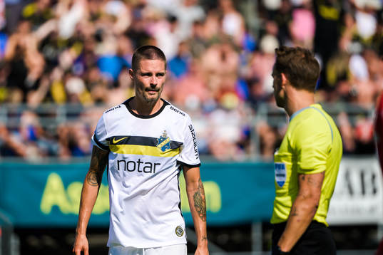 s Mikael Lustig och domare Kristoffer Karlsson