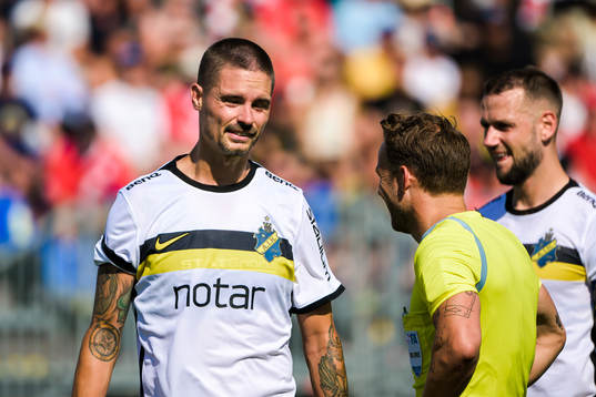 s Mikael Lustig och domare Kristoffer Karlsson