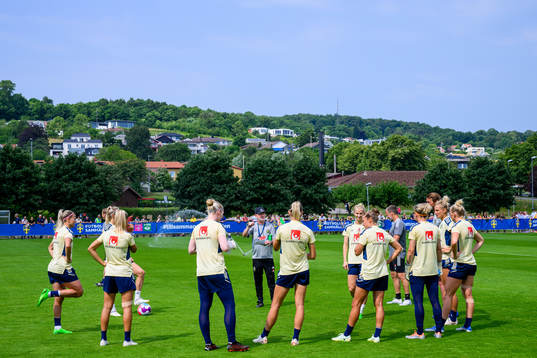 Players gather around Peter Gerhardsson, head coach