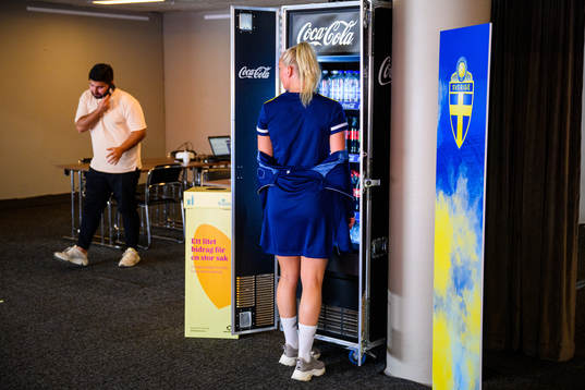 Stina Blackstenius stands in front of the fridge to cool
