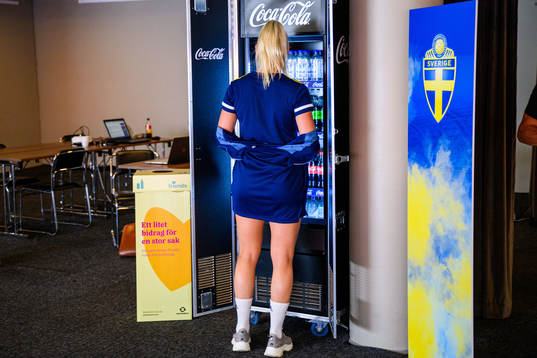 Stina Blackstenius stands in front of the fridge to cool