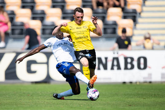 Mjällbys Noah Persson och IFK Norrköpings Godswill Ekpolo