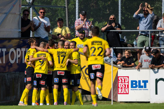 Mjällbys Chibuike Silas Nwankwo jublar med lagkamrater