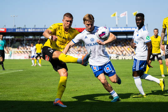 Mjällbys Ivan Kričak och IFK Norrköpings Jacob Ortmark