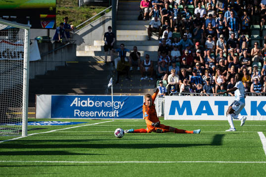 Djurgårdens Joel Asoro gör 1-2 på Sundsvalls målvakt