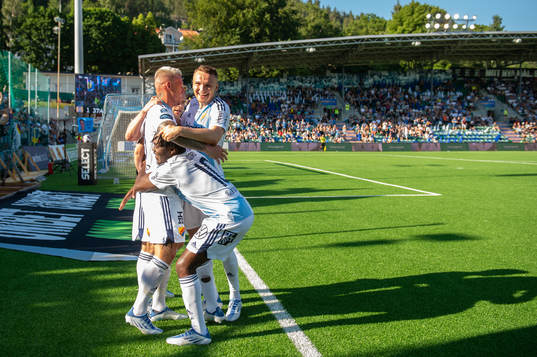 Djurgårdens Victor Edvardsen jublar med lagkamrater