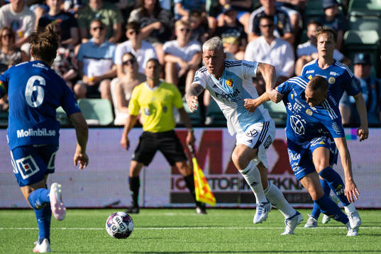 Djurgårdens Victor Edvardsen och Sundsvalls Dennis Olsson