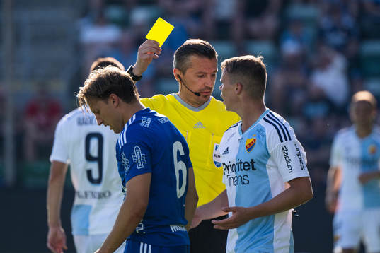 Domare Bojan Pandzic delar ut en varning till Djurgårdens