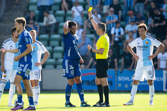 Domare Bojan Pandzic delar ut ett gult kort till Sundsvalls