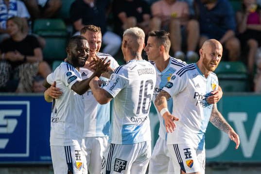 Djurgårdens Emmanuel Banda jublar med lagkamrater