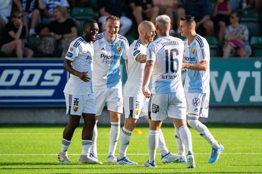 Djurgårdens Emmanuel Banda jublar med lagkamrater