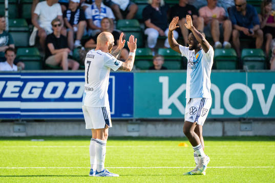 Djurgårdens Magnus Eriksson jublar med Emmanuel Banda