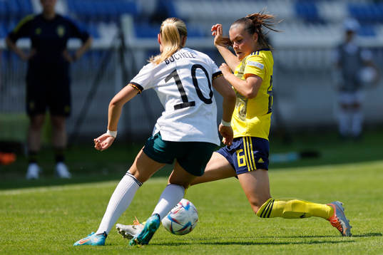 Hanna Wijk of Sweden and Mia Büchele of Germany