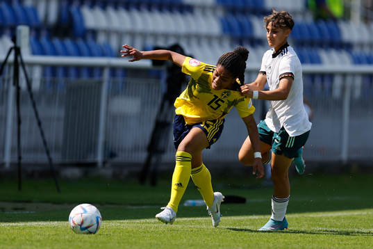 Evelina Duljan of Sweden  and Dilara Acikgöz of Germany