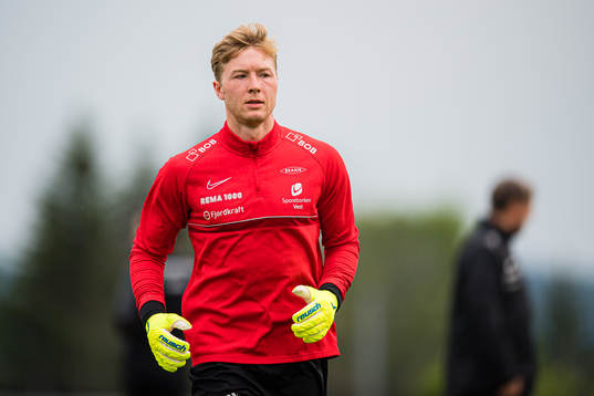 Mathias Lønne Dyngeland of Brann warms up
