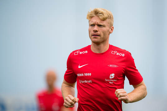 Sivert Heltne Nilsen of Brann warms up