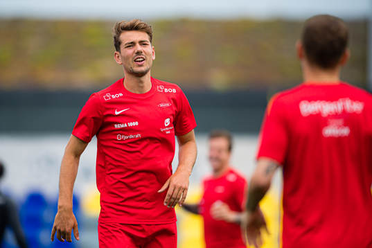 Fredrik Pallesen Knudsen of Brann warms up