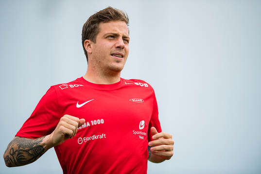 Frederik Lindbøg Børsting of Brann warms up