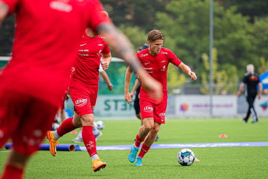 David Møller Wolfe of Brann warms up