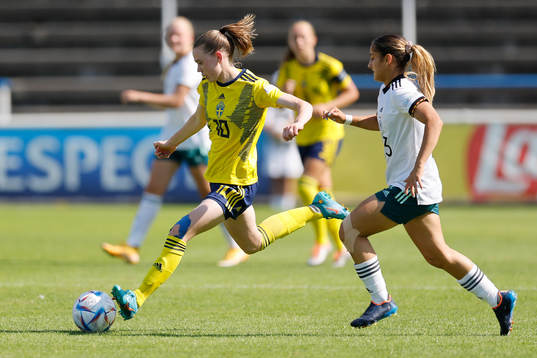 Bea Sprung of Sweden in action against Ilayda Acikgöz of