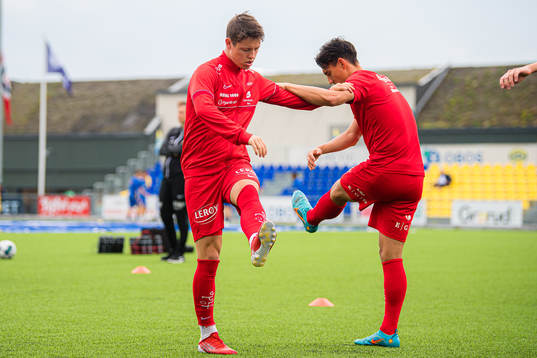 Mathias Knutsen Rasmussen and Svenn Crone of Brann warms up
