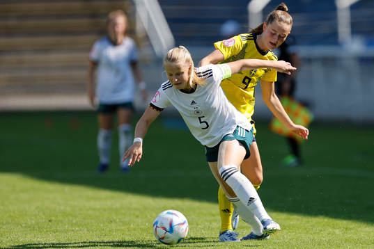 Svea Rehnberg of Sweden and Nina Zimmer of Germany