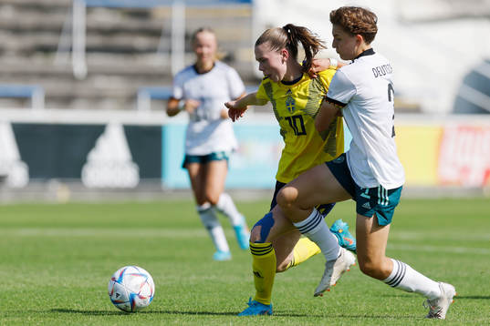 Bea Sprung of Sweden and Pauline Deutsch of Germany