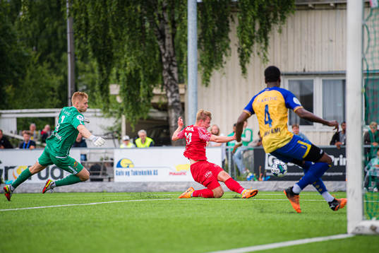 Aune Selland Heggebø of Brann scores the 0-1 goal