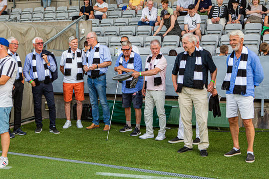 Cuphjältar från 1972 hyllades före fotbollsmatchen i