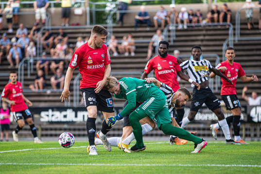 Örebros Axel Oskar Andrésson, målvakt William Eskelinen