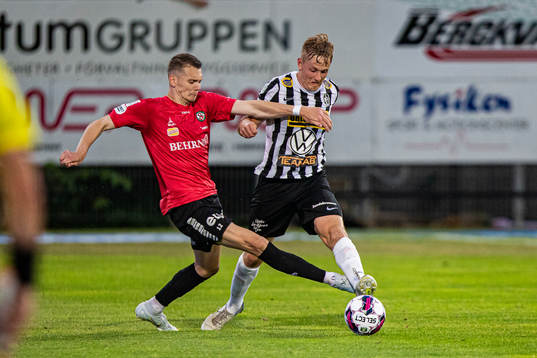 Örebros Jake Larsson och Landskronas Jesper Strid