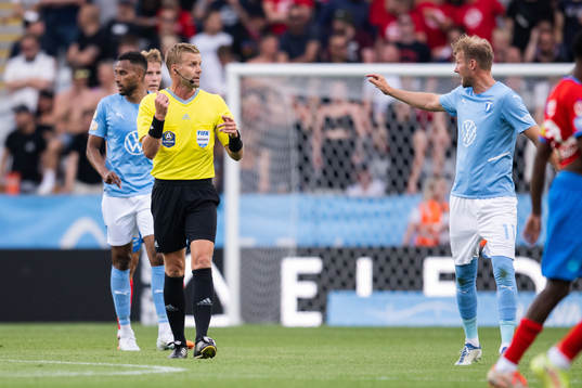 Domare Glenn Nyberg och Malmö FFs Ola Toivonen